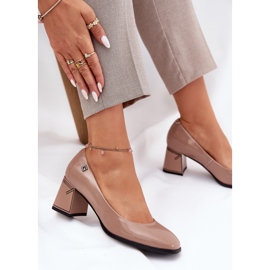 Bombas barnizadas de cuero en el pilar de beige Vinceza 91130 6