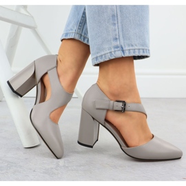 Bombas de cuero en los zapatos de pilares con un cinturón gris Vinceza 91133 4