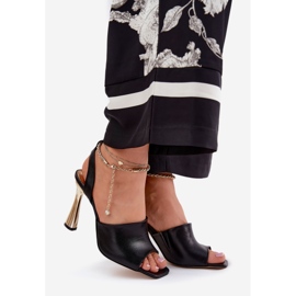 Sandalias de cuero en un tacón alto con un brazalete negro decorativo Chebello 4440 1