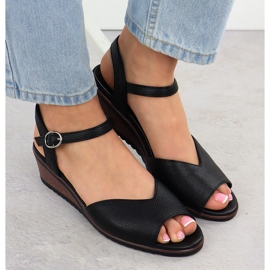Sandalias de mujeres sobre cuñas Black Potocki 12624 negro 6