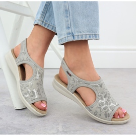 Sandalias para mujeres en una erupción flexible con flores gris unisoft 7196 4