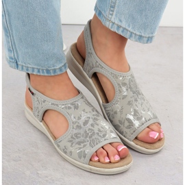 Sandalias para mujeres en una erupción flexible con flores gris unisoft 7196 5