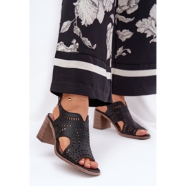 Sandalias de mujer abierta en el pilar negro 2