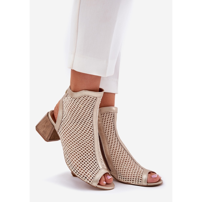 Tacones altos de cuero para mujeres con un tacón Maciejka abierto 06899-25 Golden-Beige 1