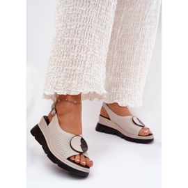S.Barski Sandalias de cuero para mujeres con una cuña con un adorno S. Barski LR51-788 beige 2