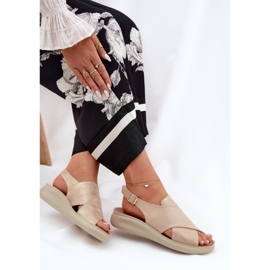Jezzi Sandalias para mujeres con cuero ecológico dorado 7