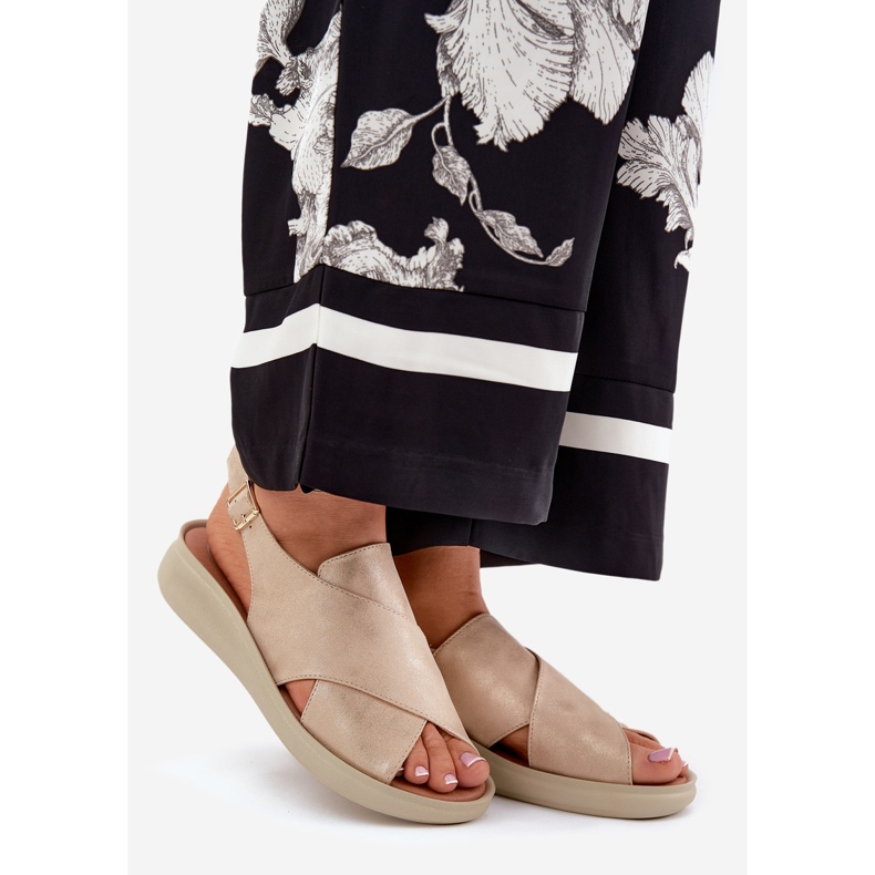 Jezzi Sandalias para mujeres con cuero ecológico dorado 1