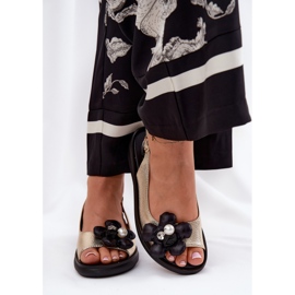 Jezzi Sandalias para mujeres con una flor de oro decorativa dorado 3