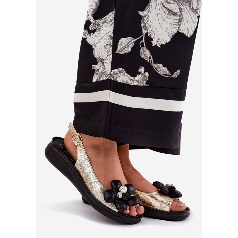 Jezzi Sandalias para mujeres con una flor de oro decorativa dorado 1