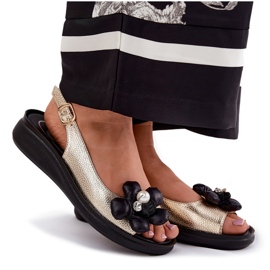 Jezzi Sandalias para mujeres con una flor de oro decorativa dorado 8