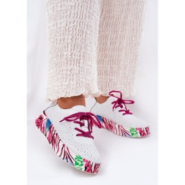 Zapatillas de deporte de cuero para mujeres en una plataforma blanca Vinceza 88017 estampada blanco 2