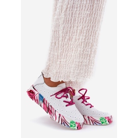 Zapatillas de deporte de cuero para mujeres en una plataforma blanca Vinceza 88017 estampada blanco 1