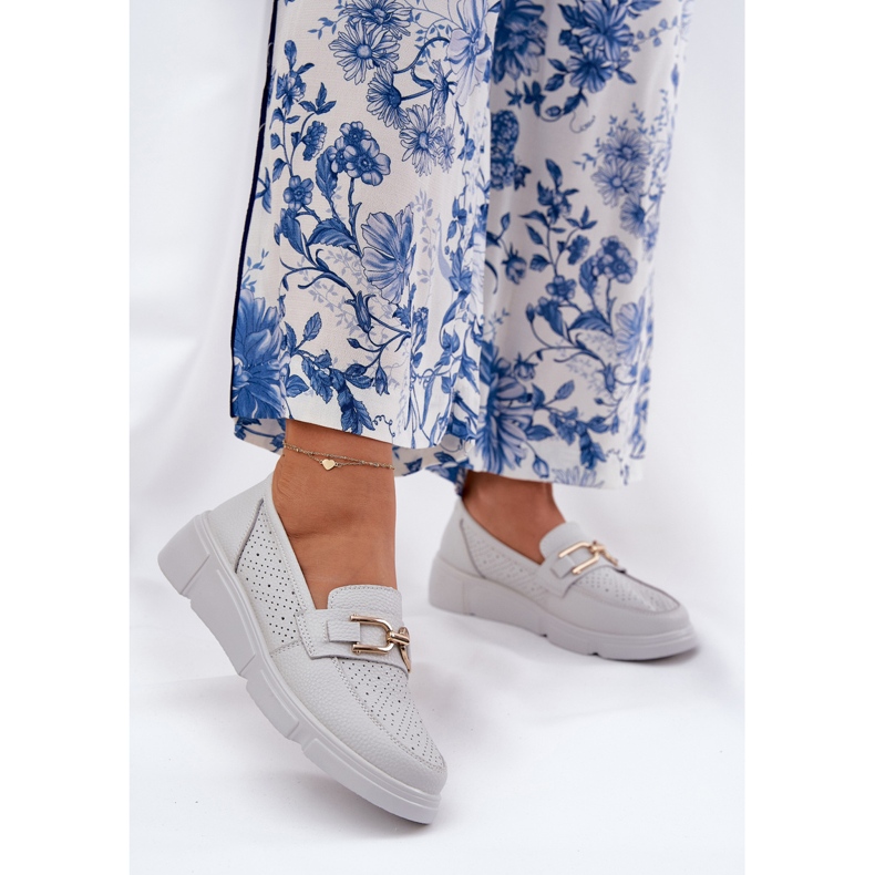 Vinceza Mocasines de cuero para mujeres con detalles dorados Vincez 88007 gris claro blanco 2