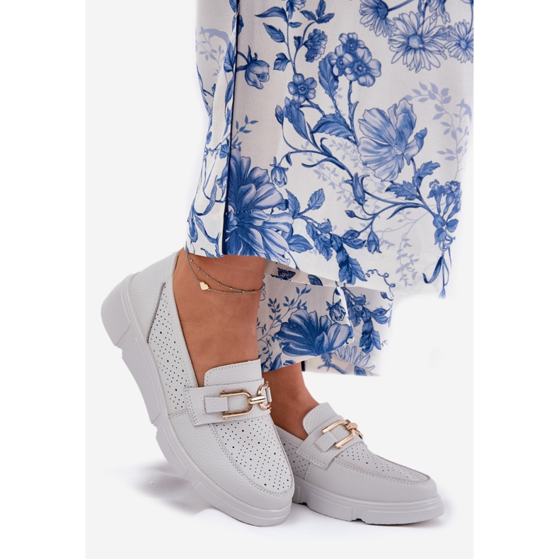 Vinceza Mocasines de cuero para mujeres con detalles dorados Vincez 88007 gris claro blanco 1