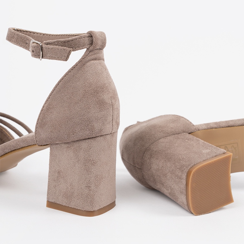 Goodin Sandalias de gamuza beige en la publicación 1