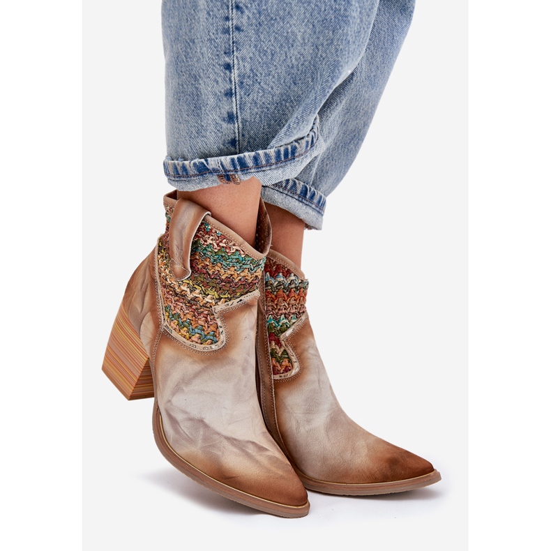 Botas de cuero Cowboy en una publicación con una trenza decorativa Maciejka 06810-29 Multikolor multicolor 1