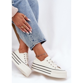 Zapatillas de deporte de cuero para mujeres en la plataforma blanca GOE RR2N4106 blanco 9