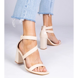 Sandalias beige en el poste con una hebilla 2