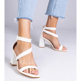 Sandalias blancas en el poste con una hebilla blanco 1 Sandalias blancas en el poste con una hebilla blanco 1