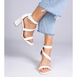 Sandalias blancas en el poste con una hebilla blanco 3