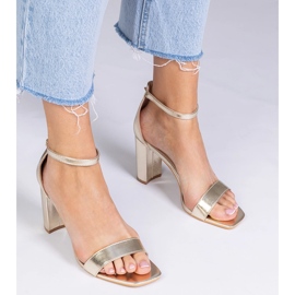 Sandalias de oro en un poste alto dorado 1
