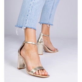 Sandalias de oro en un poste alto dorado 2