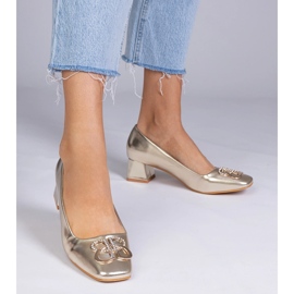 Bombas de oro con tacones bajos con circones dorado 1