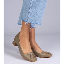 Bombas verdes con tacones bajos con circones 2
