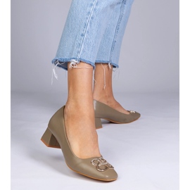 Bombas verdes con tacones bajos con circones 3