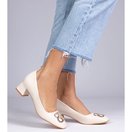 Bombas beige baja con circones 3