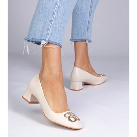 Bombas beige baja con circones 2