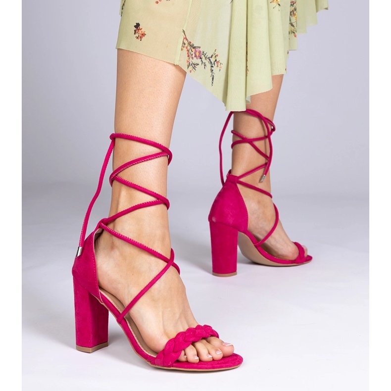 Sandalias rosas atadas en el poste rosado 1 Sandalias rosas atadas en el poste rosado 1