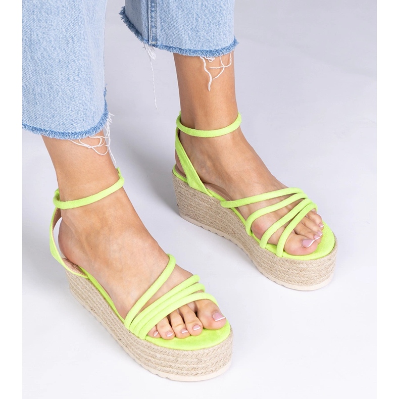 Sandalias verdes de Espadrille en la plataforma 1