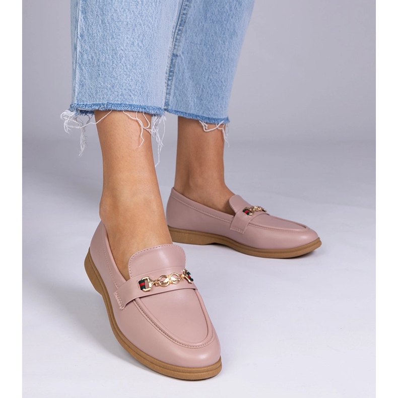 Mocasines rosas con decoración dorada. 1