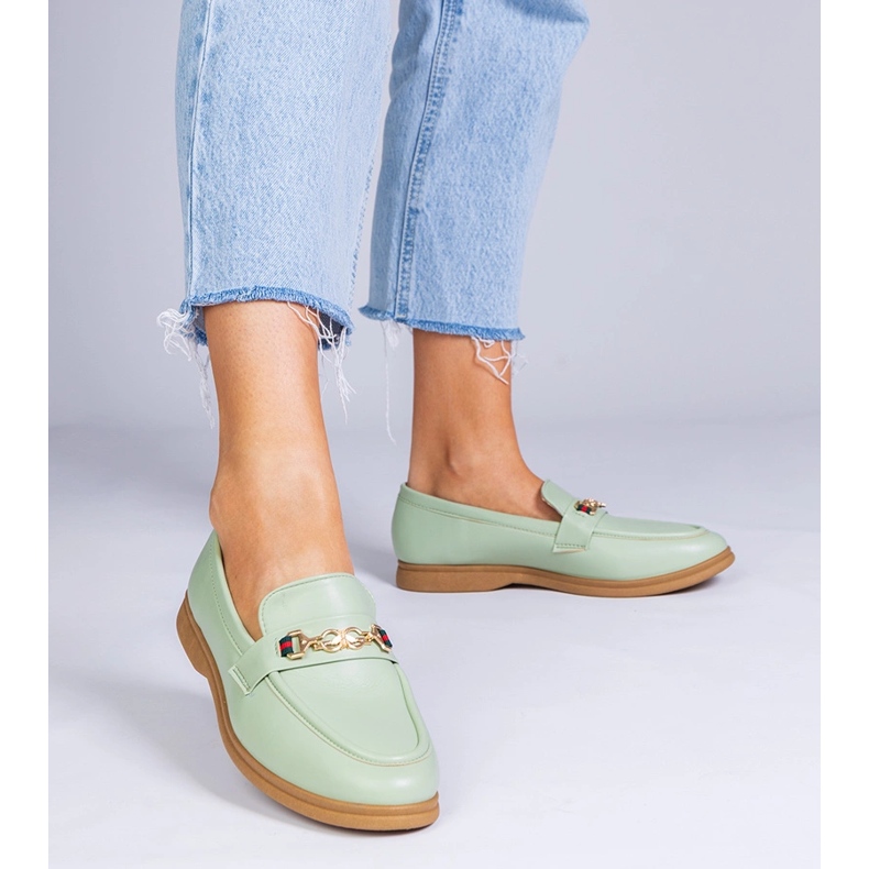 Mocasines verdes con decoración dorada. 1