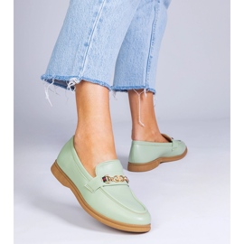 Mocasines verdes con decoración dorada. 2