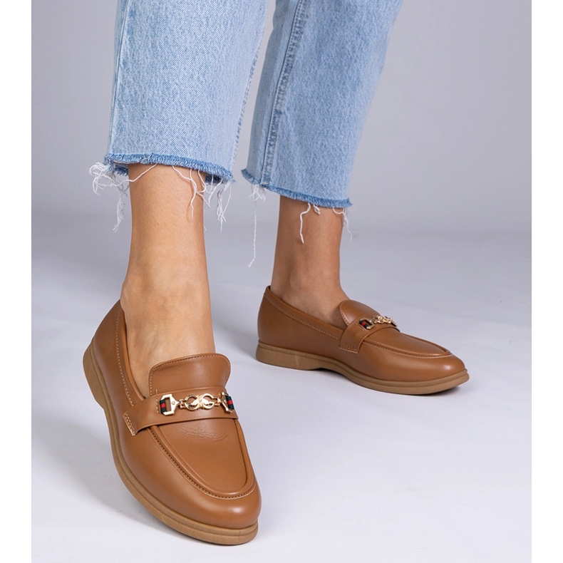 Mocasines marrón oscuro con una decoración dorada 1 Mocasines marrón oscuro con una decoración dorada 1