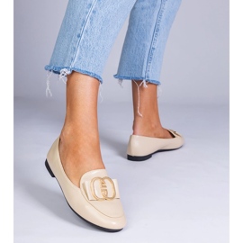 Mocasines de mujer beige con una decoración dorada 2