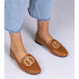 Mocasines de mujer marrón con una decoración dorada 1