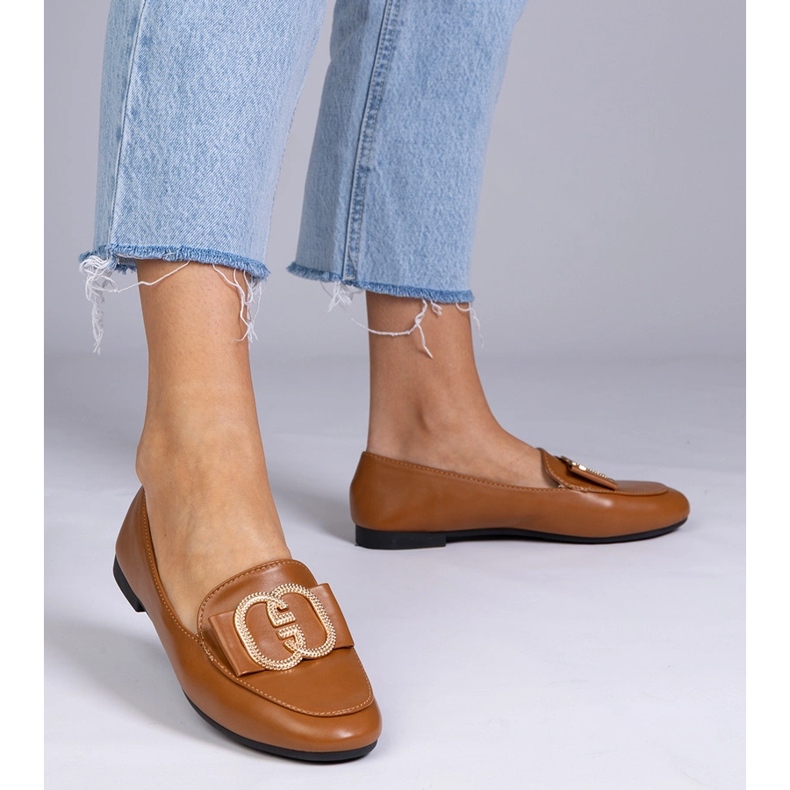 Mocasines de mujer marrón con una decoración dorada 2 Mocasines de mujer marrón con una decoración dorada 2