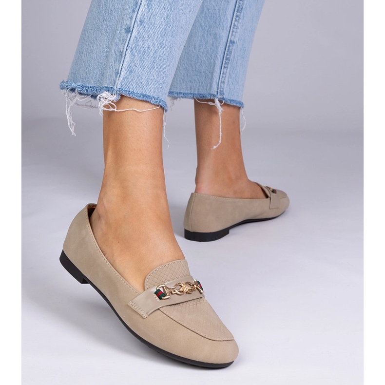 Mocasines marrones con un acabado mate con una decoración dorada marrón 1