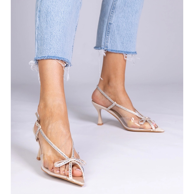 Sandalias transparentes beige en un alfiler con circones 1