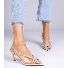 Sandalias transparentes beige en un alfiler con circones 2