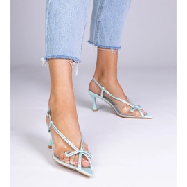 Sandalias transparentes verdes en un alfiler con circones 1