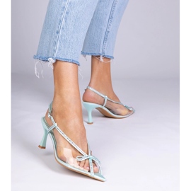 Sandalias transparentes verdes en un alfiler con circones 2