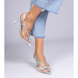 Sandalias transparentes verdes en un alfiler con circones 3