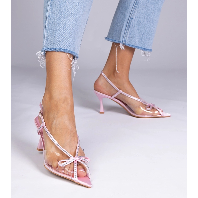 Sandalias transparentes rosadas en un alfiler con circones 1