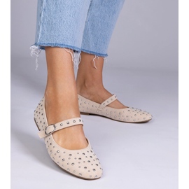 Bailarinas beige con tachuelas y hebillas 1