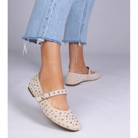 Bailarinas beige con tachuelas y hebillas 2