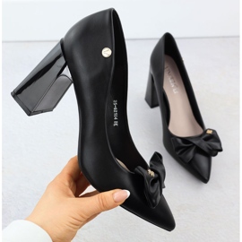 Bombas de mujeres en un poste decorativo con un arco negro Vinceza 62104 1